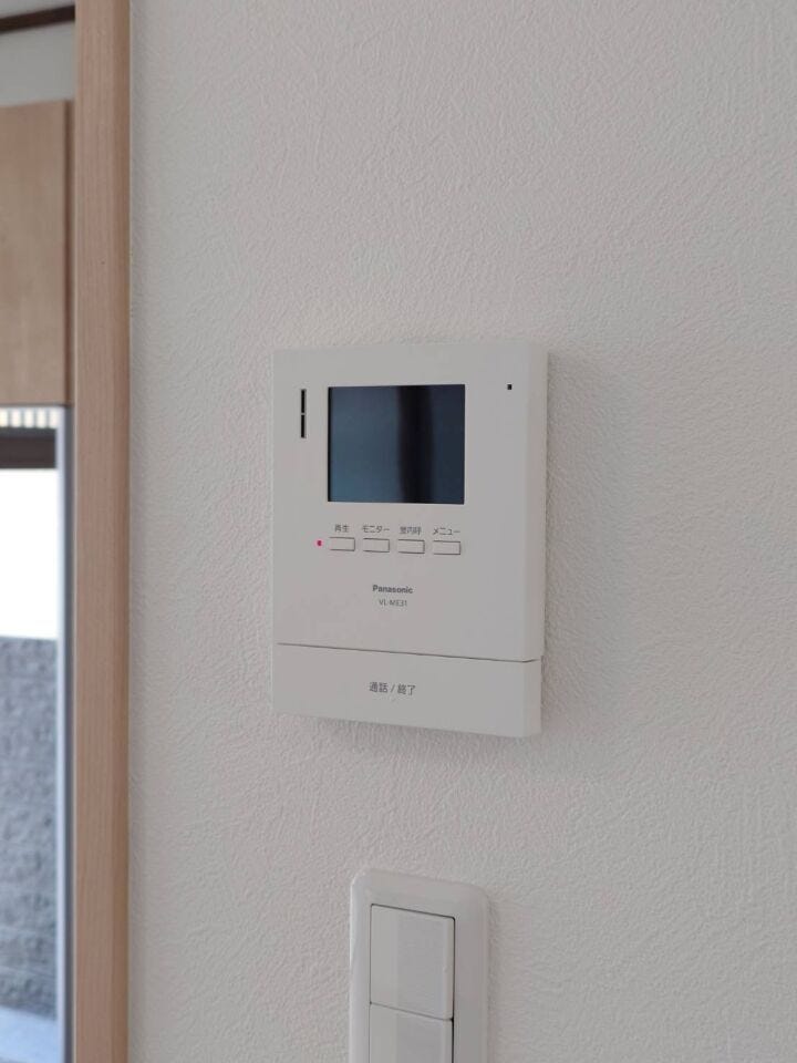 ドアホンはカラーモニター付き。リビングに設置のモニターで玄関にいらしたお客様を確認してから応対できます。
