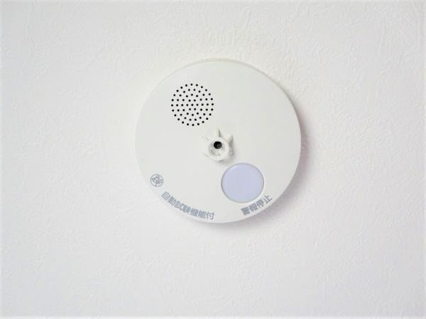 全居室に火災警報器を新設しました。キッチンには熱感知式、その他のお部屋や階段には煙感知式のものを設置し、万が一の火災も大事に至らないように備えます。