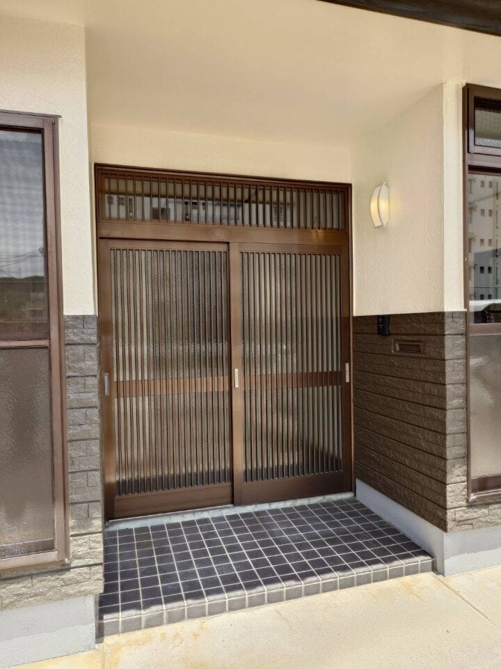 玄関です。ドアの鍵交換、照明交換を行いました。