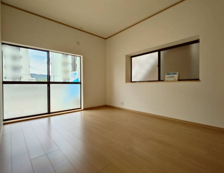 1階和室は約6帖洋室に変更しました。床のフローリング張替、壁と天井のクロス張替、建具交換、照明交換を行いました。