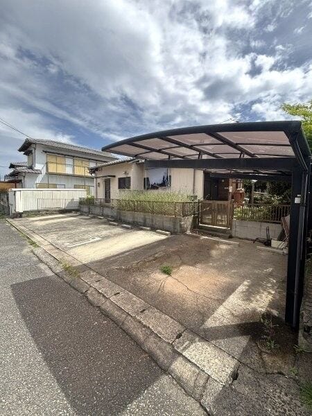 駐車場にはカーポート(1台分)があります