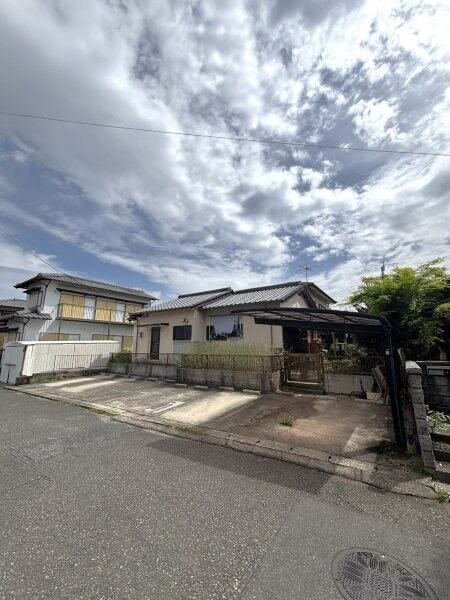 駐車場にはカーポート(1台分)があります