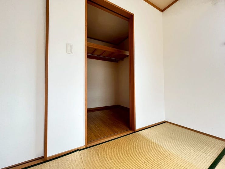 和室に隣接して設けられたウォークインクローゼットです。内部には枕棚とハンガーパイプが設置されており、洋服などを掛けて収納できる造りです。