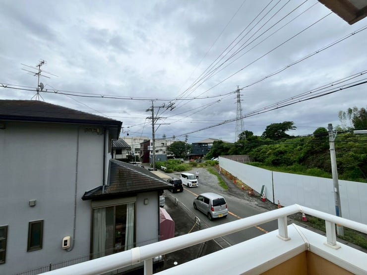 バルコニーの前面には高い建物がなく、視界が広く開けた眺望です。周辺には木々の緑が見られ、自然が身近にある環境が広がっています。