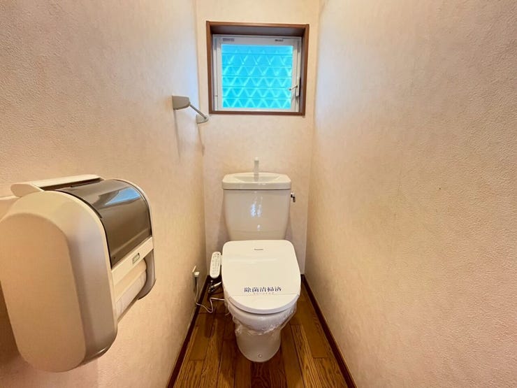 背面には小窓が配置され、自然光の採光と換気に配慮された造りです。