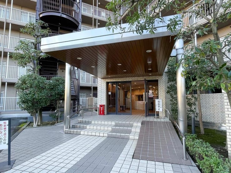 落ち着いた植栽とゆとりあるアプローチが迎えるエントランス。管理の行き届いた共用部が、心地よい暮らしを演出します。