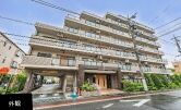 【外観】
落ち着いた佇まいと存在感ある外観が印象的なマンション。整ったエントランスアプローチと管理の行き届いた共用部が、心地よい暮らしを演出します。
