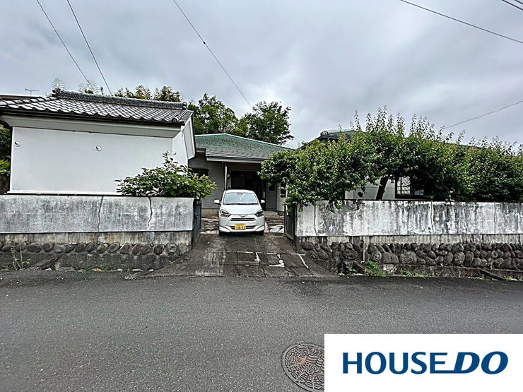 【外観】
オーナーのこだわりとセンスが随所に宿る美邸です。蔵が特徴的な平家建て。季節の移ろいを感じながらゆったりと桐生暮らしを楽しみませんか? ※撮影日2026年5月下旬