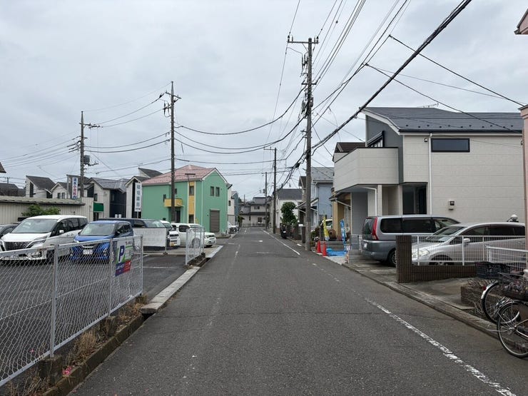 前面道路は幅にゆとりがあり、落ち着いた見通しで車のすれ違いもスムーズです。周辺は整った住宅街で、日々の生活を穏やかに過ごせそうな、落ち着いた雰囲気のエリアに位置しています。