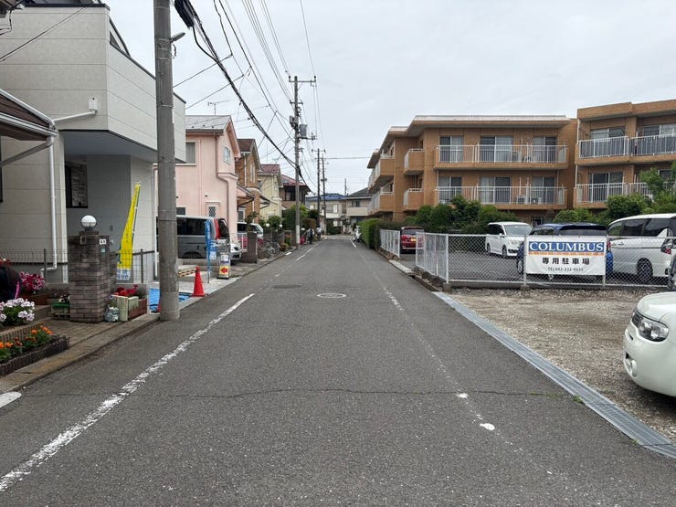 住宅街ならではの静かな環境で、日々の暮らしに安らぎを感じられます。道路の見通しも良く、お子様の通学や近隣への移動も落ち着いて行えるため、家族みんなが安心して過ごせる住環境です。