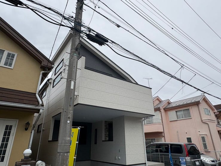 モノトーンでまとめられた外壁が、洗練された住まいの個性を際立たせています。ガレージから室内へ直接繋がる動線は生活の質を向上させ、家族の毎日をより豊かに守ってくれる住環境です。