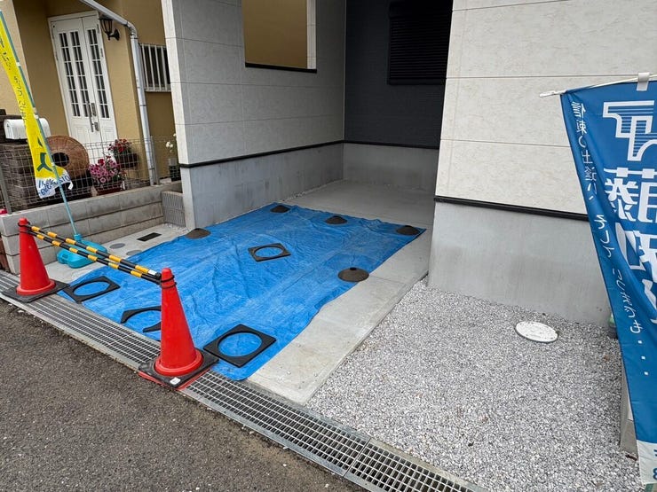 ビルトインガレージを採用し、大切な車を風雨から守る配慮がなされています。住まいの顔となる外観は、シンプルながらも周囲の街並みに自然と溶け込み、日々の暮らしに安らぎを与えてくれます。