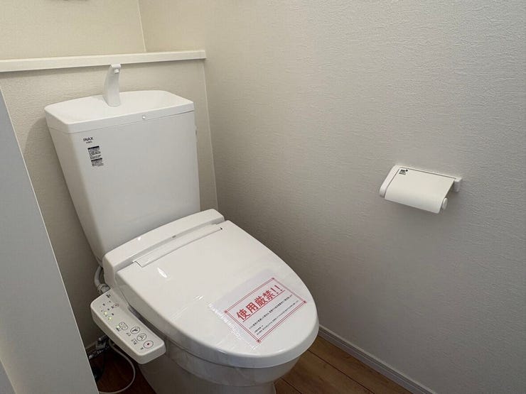 温水洗浄便座を標準装備した、清潔感のあるトイレ空間です。毎日使う場所だからこそ、シンプルで掃除がしやすく、家族みんなが心地よく過ごせる環境が整っています。