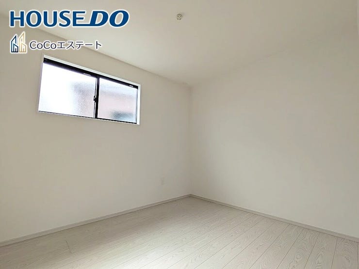 □■洋室■□
5.2帖の洋室です♪
お子様のお部屋や趣味のお部屋などとして使えるナチュラルなデザインです。
自分好みの空間に仕上げるワクワク感も◎