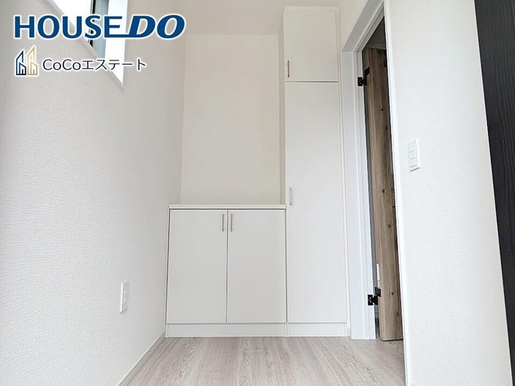 □■玄関■□
散らかりがちな玄関がスッキリ片付く収納力の高い玄関収納が備え付けられてます。