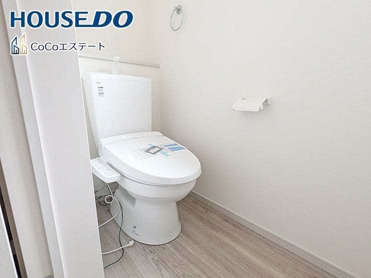 □■トイレ■□
温水洗浄便座付きトイレ♪
冬場や冷え込む時期にもお尻を温かく快適に保ちます。
また、汚れにくく掃除しやすい設備です。