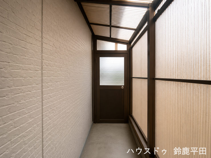 ※家具消し加工をしています。
ダイニングから繋がっている勝手口です。ここから外に出ることができます。