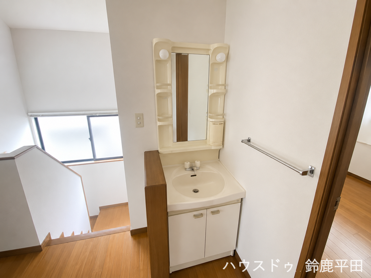 階段を上がってすぐ左側に洗面台があります。1階と2階の2か所にあるのはとてもありがたいですね。