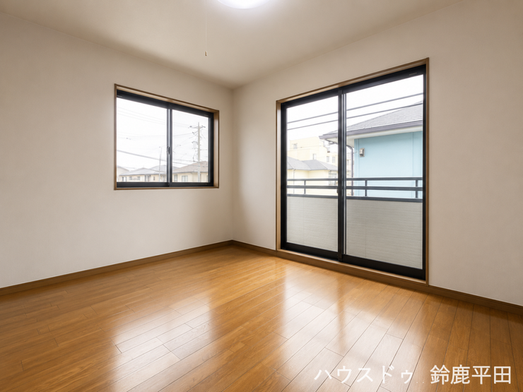 ※家具消し加工をしています。
【南側8帖洋室】窓が大きく、日当たりがいいお部屋です。