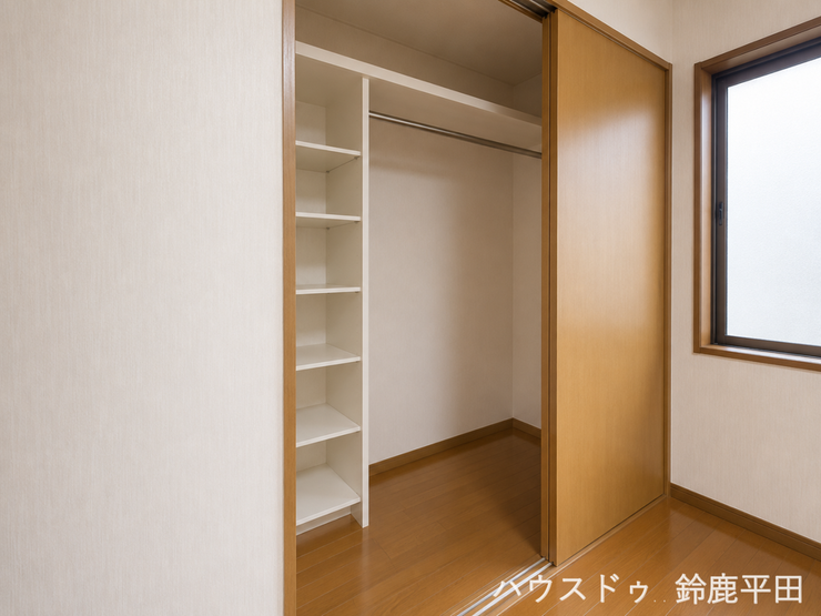 ※家具消し加工をしています。
北側8帖洋室についている収納スペースです。小物から衣服までいろんなものを収納できます。