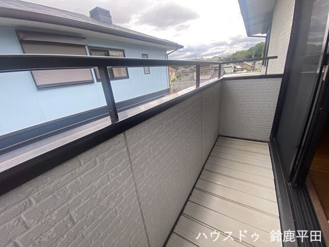 南側8帖洋室に繋がっているバルコニーです。屋根がついているので洗濯物を干すことができます。