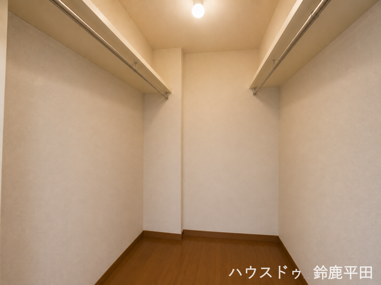 ※家具消し加工をしています。
両側にハンガーラックがあるので季節に分けて衣類を収納できます。