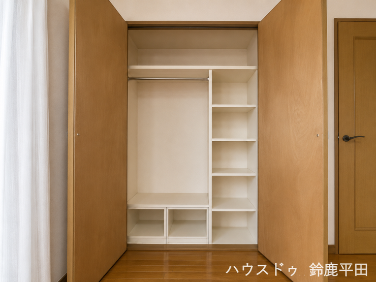 ※家具消し加工をしています。
南側8帖洋室についている収納スペースです。高さがあるのでたくさん収納できますね。