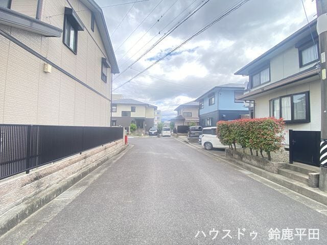【幅員約6.4m前面道路】車が2台と歩行者も通れる道幅です。
