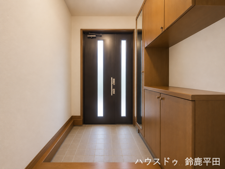 ※家具消し加工をしています。
広い玄関なので出入りしやすいです。靴を収納できる棚や全身鏡もついています。