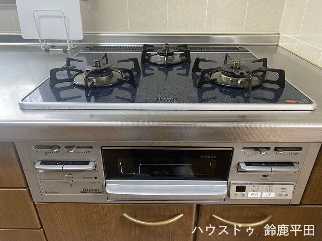 【キッチンコンロ】3口のガスコンロとグリルがついています。