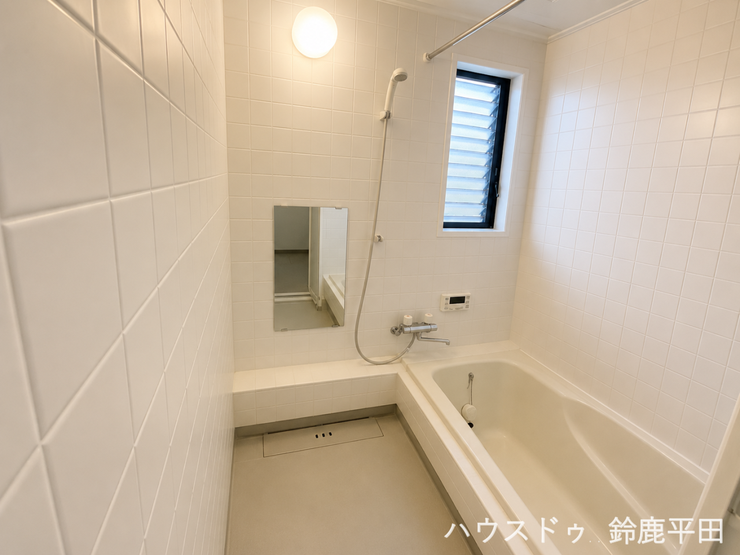 白を基調とした明るい浴室です。換気ができる窓もついています。