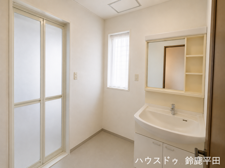 ※家具消し加工をしています。
収納付きの洗面台で物をすっきり整理できます。洗濯機を置けるスペースもあります。
