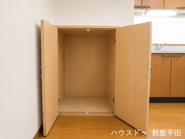 ※家具消し加工をしています。
キッチンのすぐそばにある収納スペースです。