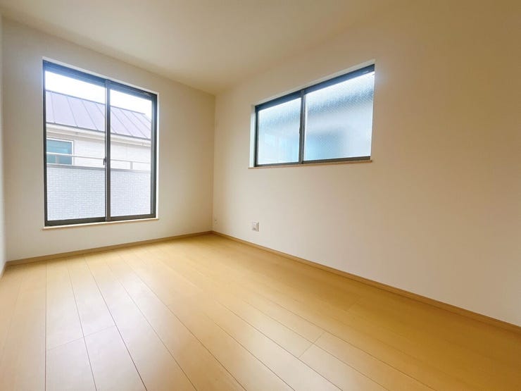 【洋室】
広々としたお部屋は家具の配置やインテリアデザインがしやすく、自分好みの居心地の良い空間を作れます♪
ソファやテレビ台を設置して家族や友人とくつろげるセカンドリビングスペースにもなります!