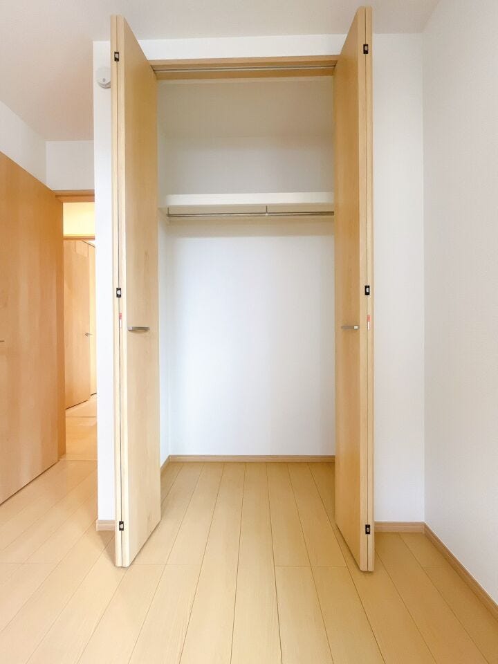 【収納】
扉付きのクローゼットは中身をしっかり隠せるため、生活感を抑えお部屋全体をすっきりと見せることができ、急な来客時にも安心です♪
さらに棚付きの収納があることで、細かな物も整理できます!