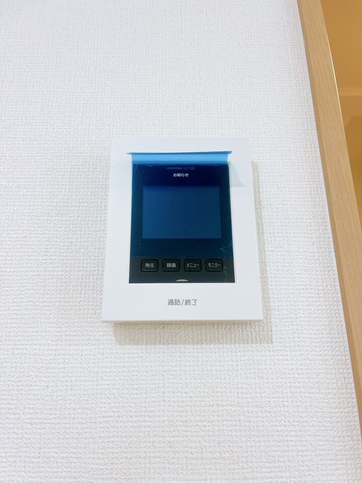 【モニター付きインターホン】
モニター付きインターホンなら、来訪者の顔を確認してから対応できて安心♪
セールス対策にも役立ち、毎日の暮らしに安全と快適さをプラスしてくれる設備です!