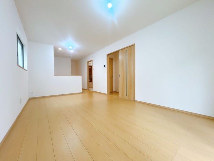 【見通しの良いリビング】
縦長のリビングはどこにいてもお部屋全体が見渡しやすく、ぱっと見て室内の様子が把握しやすいです♪
そのため小さなお子様がいるご家庭や、ペットを飼われていても安心です!