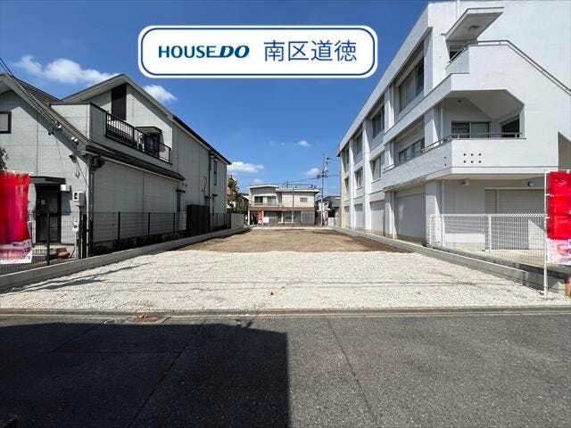 【外観】
全4区画の全体写真です。
4区画は東側前面道路に面しています。写真左側にあたります。