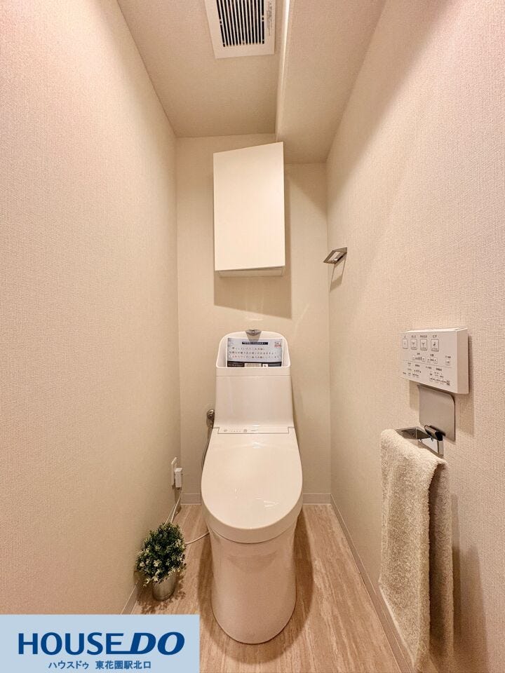 温水洗浄便座が完備された、清潔感のあるシンプルなトイレ!壁面にはトイレットペーパーなどの備品をすっきりと収納できる戸棚が備わっています☆白を基調とした内装で、落ち着いた空間に仕上がっています♪