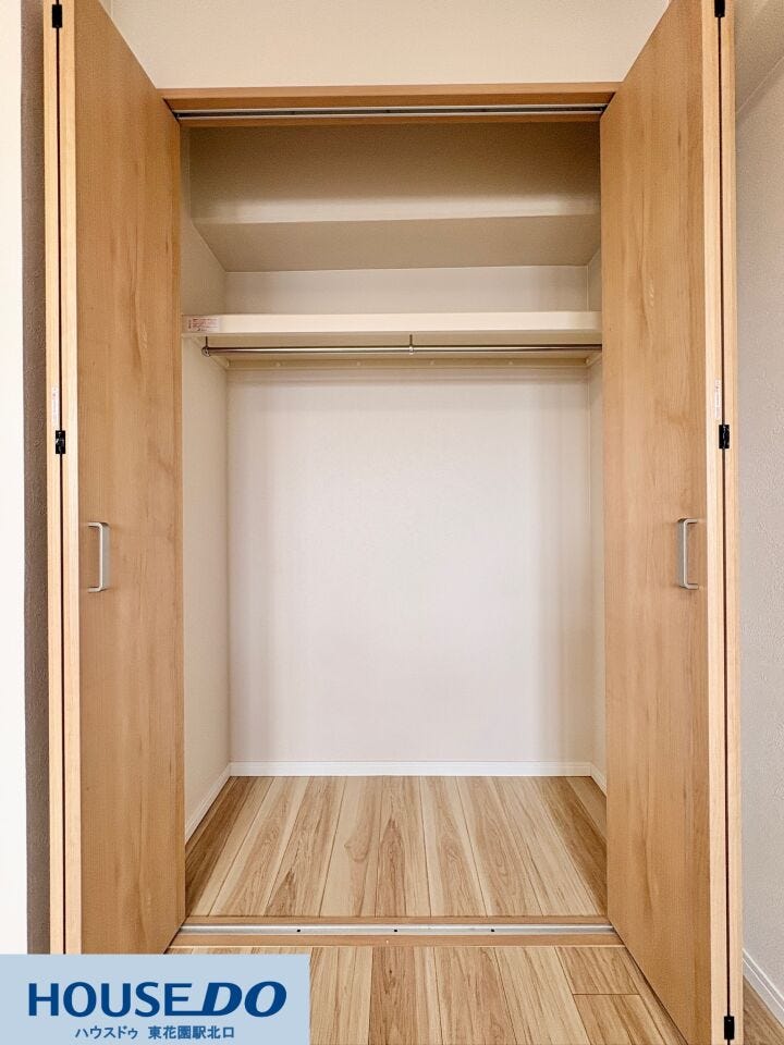 扉が大きく開くクローゼットは、中の荷物が見渡せて取り出しやすさも良好です☆収納力が高いため、衣類や日用品をしっかり仕舞い込むことができ、お部屋をいつでも綺麗にキープできます!