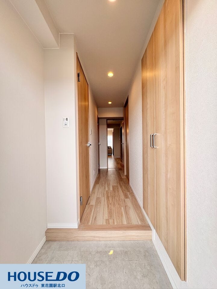 温かみのある木目調で統一された、奥行きのある上品な廊下です!手前には大容量のシューズボックスが備わっており、すっきりとした綺麗な玄関スペースをキープできます♪