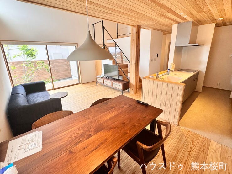 ■安らぎと笑顔の中心地■陽光が優しく降り注ぎ、会話が自然と弾む。ここでは、毎日が特別な時間へと変わります。