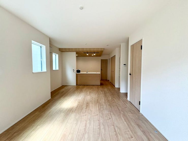 【リビング】
空間の広がりと暮らしの楽しさを感じられる、快適な住環境です。毎日の生活が快適かつ楽しく感じられる住まいです。
家族が同じ空間にいながらも、それぞれゆったり寛げる約16.7帖の広々としたLDK。