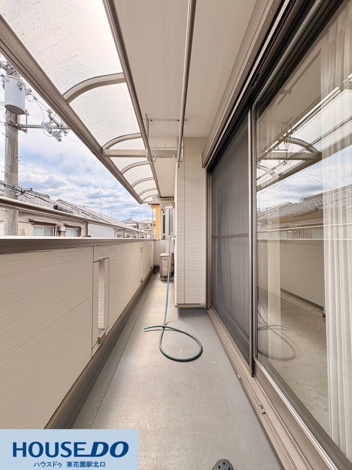 日当たりがよく洗濯物がしっかり乾く広々としたバルコニー!屋根付きなので急な雨が降っても慌てず安心です♪便利な物干し金物や、お掃除・ガーデニングに重宝するスッキリとした動線も魅力です☆