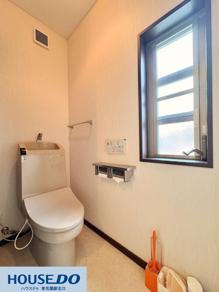 明るい採光窓がついていて換気もスムーズに行えるトイレ!手洗い付きのタンクや温水洗浄便座など、毎日の使いやすさに配慮された設備が揃っています♪シンプルでスッキリとした心地よい空間です☆
