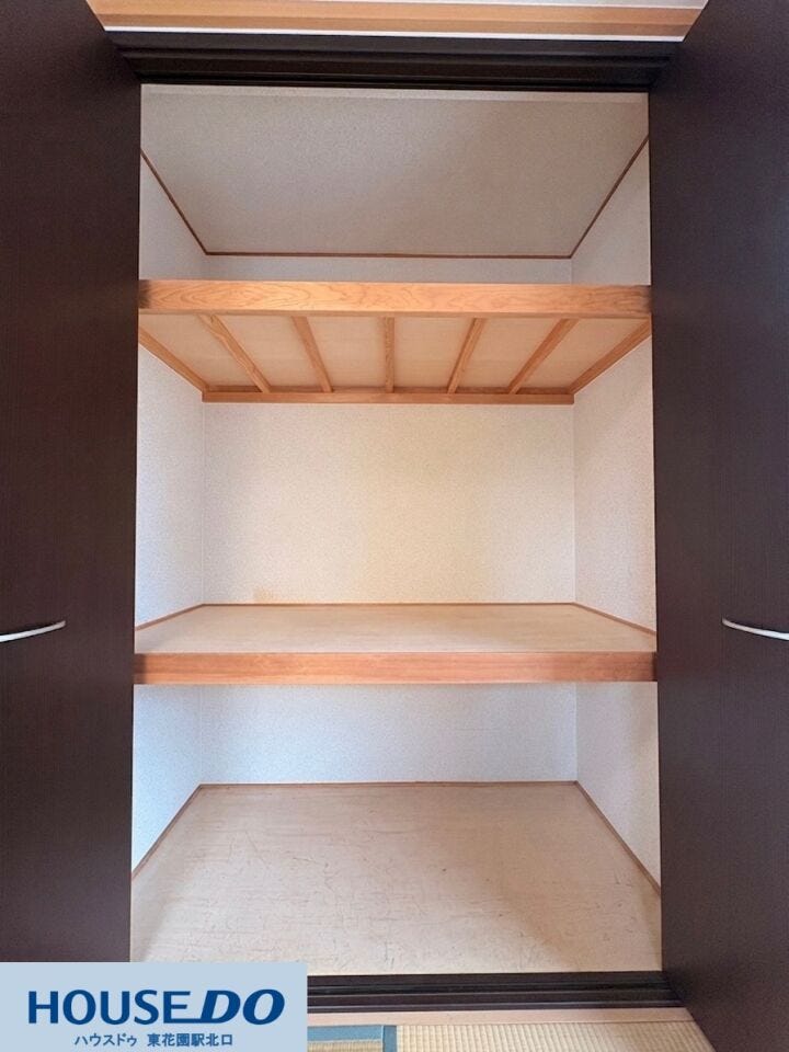 和室の押し入れは、上下に分かれていて抜群の収納力!奥行きがしっかりと確保されているため、かさばるお布団や大きなスーツケース、季節物の衣装ケースなども出し入れしやすく、綺麗に収まります☆