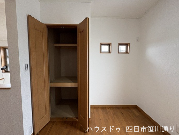 2階廊下収納スペース