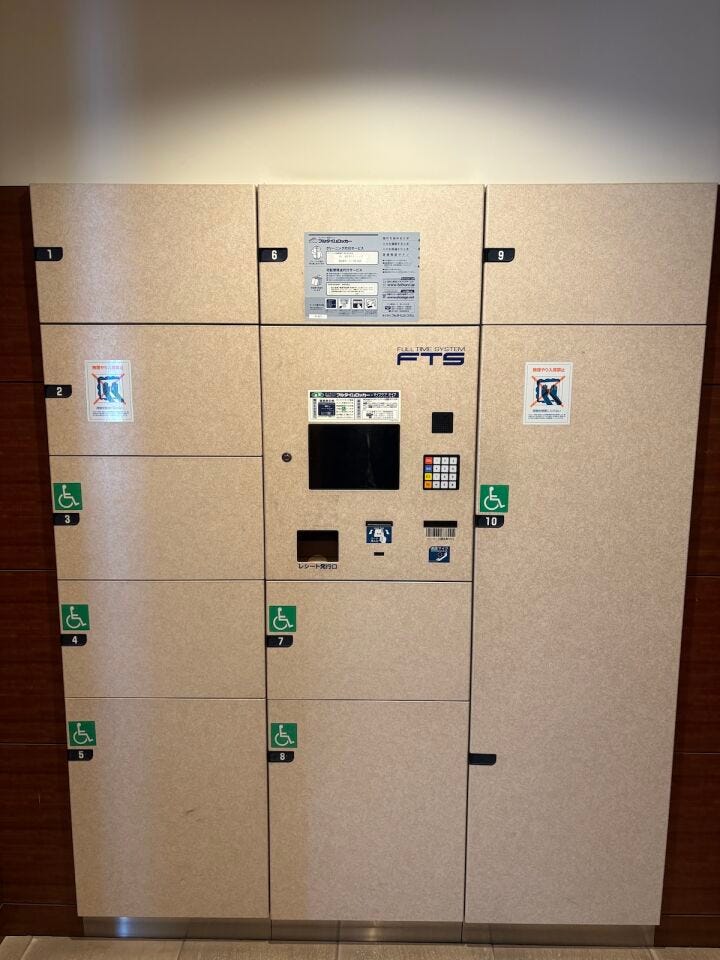 不在時でも安心の宅配ロッカー完備で、配達時間を気にせずアクティブに外出が可能