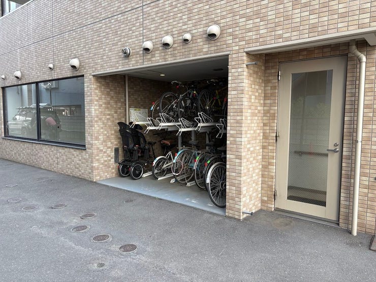 夜間でも明るく防犯面で安心な駐輪場。整理整頓が行き届き、管理体制の良さがここでも実感できます