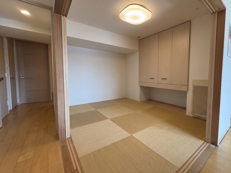 スタイリッシュな半畳畳の和室。引き戸を開ければリビングと繋がる、多用途に使える空間
※AIによる室内写真の家具・小物撤去加工を施しています